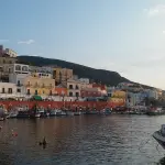 Vacanze a Ponza: le migliori idee e gli itinerari con cui godere l’isola a pieno